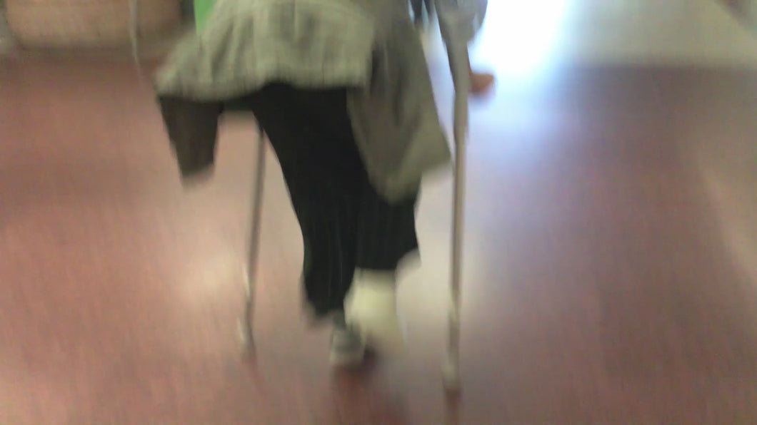 106 - Woman Big white SLC - Crutches