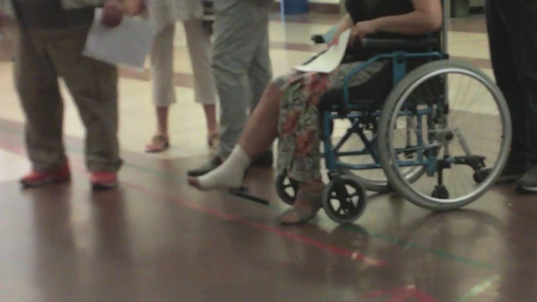 109 - Lady bendage akle -wheelchair - crutches