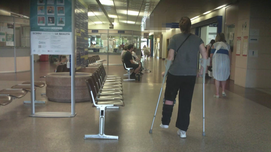 168 - Lady crutches- kneebrace- white sock